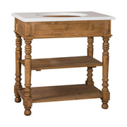 Klasszikus stílusú, natúr színű, fenyőfa mosdószekrény nyitott polcokkal és fehér színű szekrénylappal.