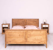 160 x 200 centiméteres, fenyőfából készült franciaágy ágykeret. Viaszolt, natúr színű.