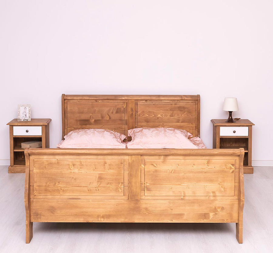 180 x 200 centiméteres, fenyőfából készült franciaágy ágykeret. Viaszolt, natúr színű.