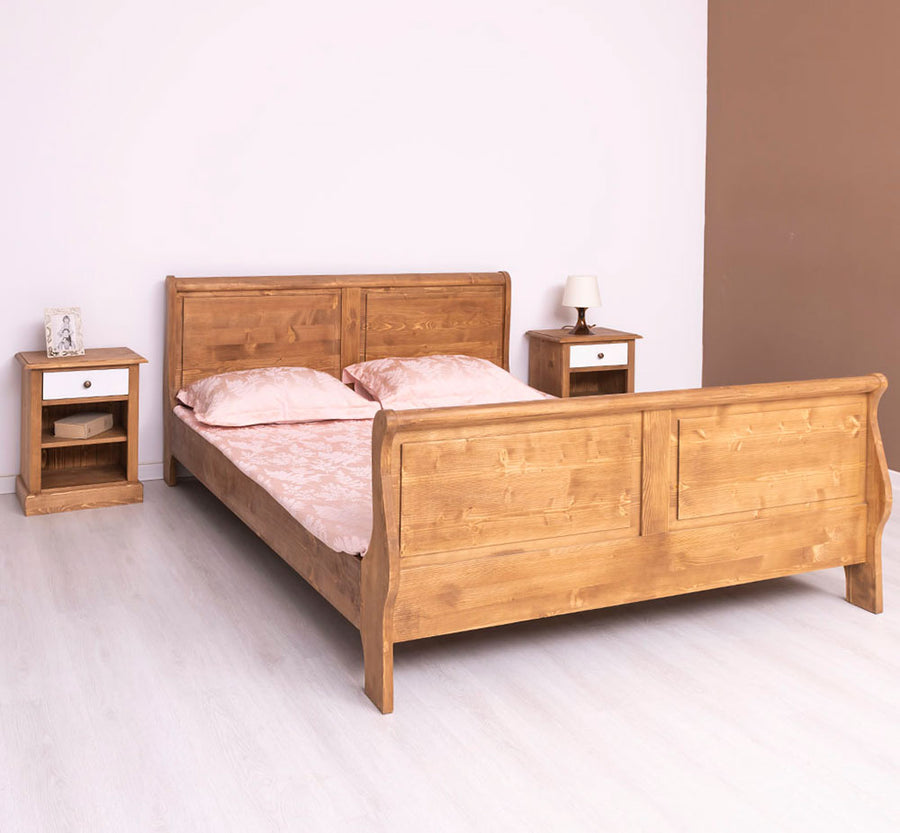 160 x 200 centiméteres, fenyőfából készült franciaágy ágykeret. Viaszolt, natúr színű.