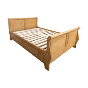 140 x 200 centiméteres, fenyőfából készült franciaágy ágykeret. Viaszolt, natúr színű.