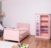 90 x 200 centiméteres, fenyőfából készült franciaágy ágykeret. Festett, halvány rózsaszín színű.