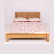 140 x 200 centiméteres, fenyőfából készült ágykeret. Viaszolt, natúr színű.