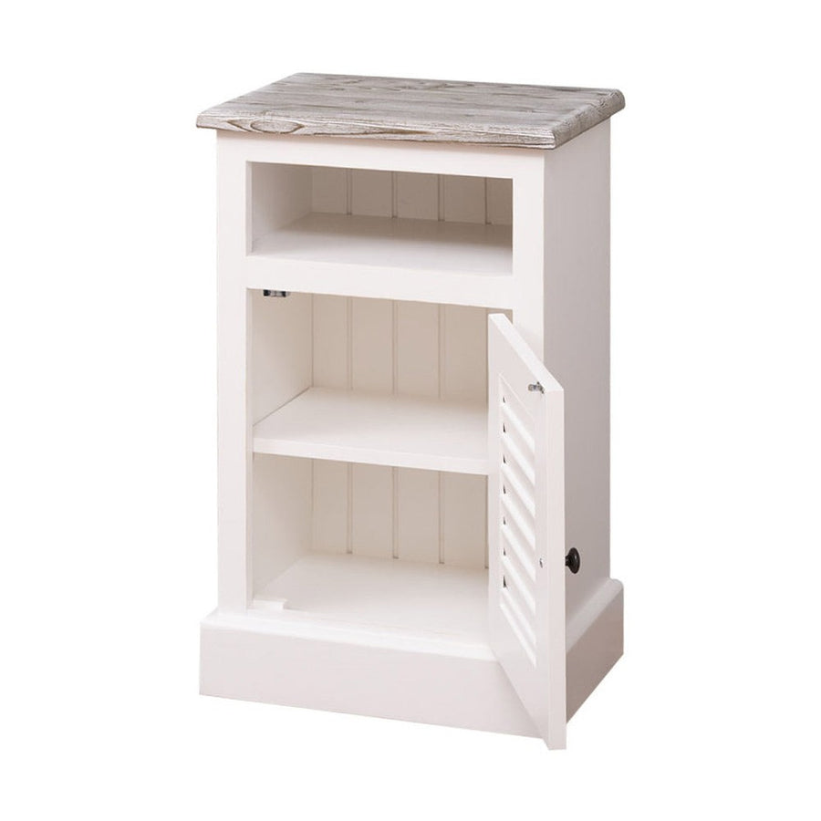 Klasszikus stílusú, antikolt fehér színű éjjeliszekrény natúr színű mélykezelt fedlappal, zsalugáteres ajtóval.