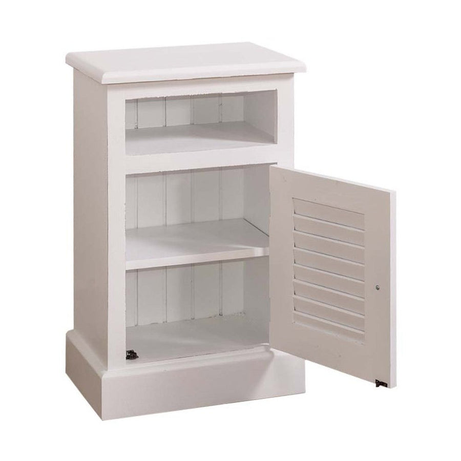 Klasszikus stílusú, antikolt fehér színű éjjeliszekrény zsalugáteres ajtóval.