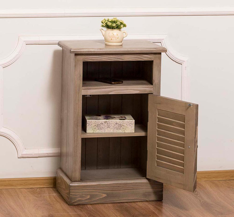 Klasszikus stílusú, pácolt, mélycsiszolt éjjeliszekrény zsalugáteres ajtóval.