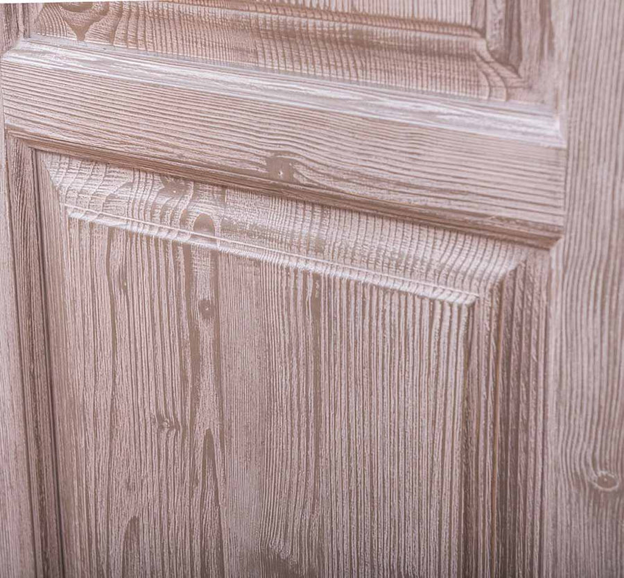 Az antikoló kefével történő kezelés hatására a fa erezete gyönyörűen kirajzolódik.