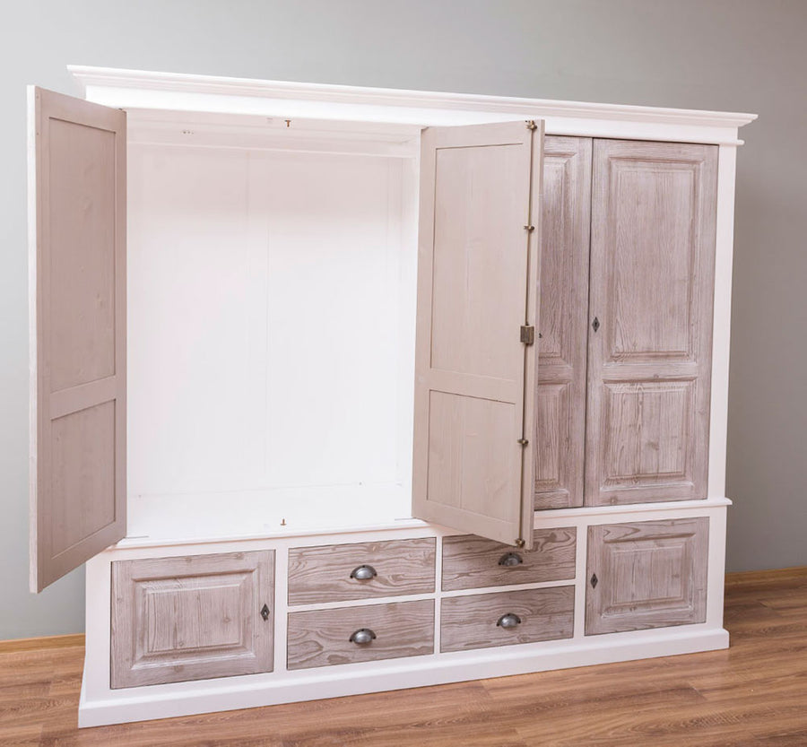 Nagyméretű, fenyőfából készült gardróbszekrény kinyitott ajtókkal.