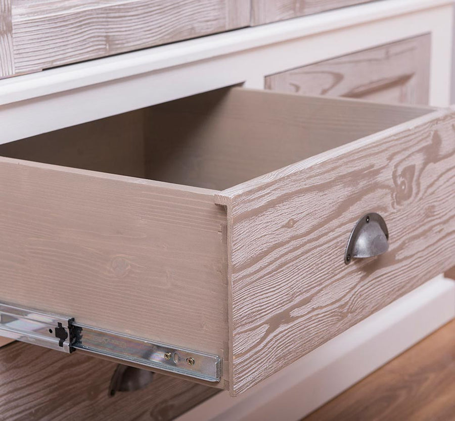 Nagyméretű, fenyőfából készült gardróbszekrény fiók részlete.