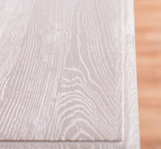 Vidéki stílusú, fehér színű, tömör fenyőfából készült étkezőasztal, szürke színű, olajozott tölgy fedalappal.