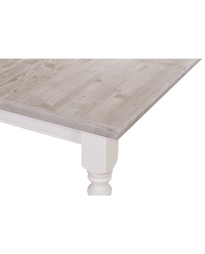 Fenyőfa étkezőasztal tölgyfa asztallappal, dekoratívan faragott lábakkal.
