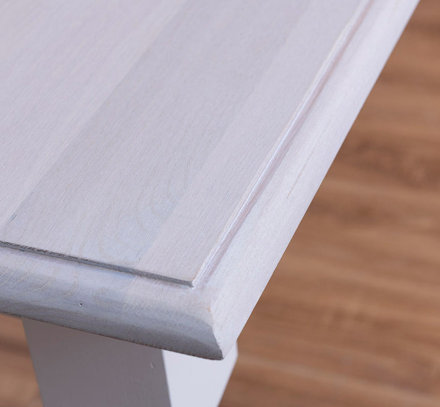 Vidéki stílusú, fehér színű, tömör fenyőfából készült étkezőasztal, szürke, olajozott tölgy fedalappal.