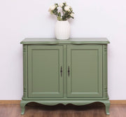 Shabby chic stílusú, zöld színű fenyőfa kisszekrény kétszárnyas ajtóval