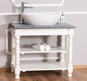 Fehér és mélycsiszolt szürke színű, klasszikus stílusú, nyitott polcos mosdószekrény.