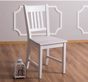 Klasszikus stílusú, fehér színű, fenyőfából készült étkezőszék.