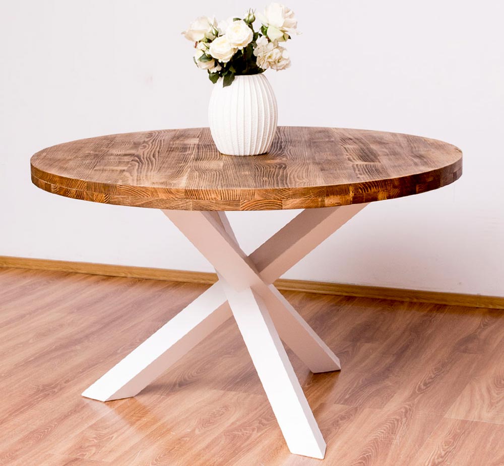Kortárs stílusú, formatervezett, fenyőfa étkezőasztal egyedi formájú lábakkal. Asztallap színe natúr, lábak színe fehér.