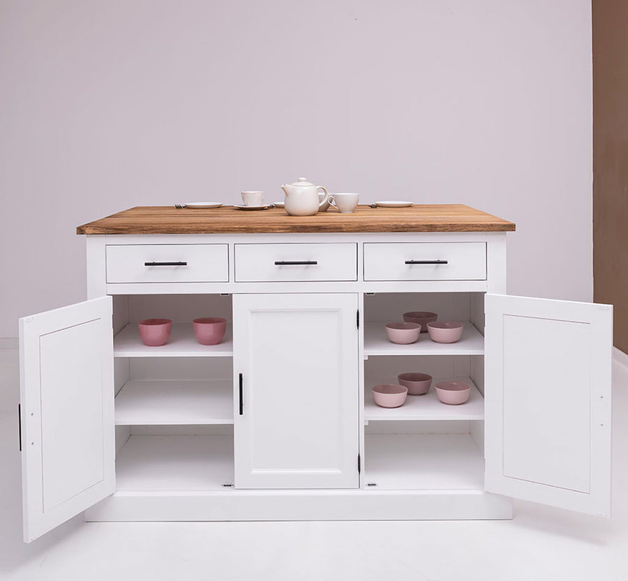 Fenyőfa konyhasziget reggelizőpulttal. Fehér és natúr színű.