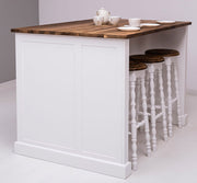 Fenyőfa konyhasziget tölgyfalappal reggelizőpulttal. Fehér és natúr színű.