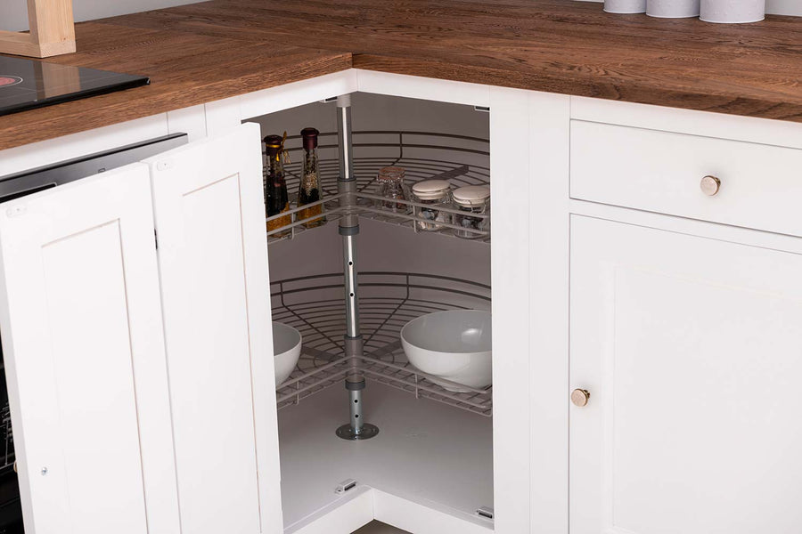 7 elemes fenyőfa konyhaszekrény sarokelem részlete.