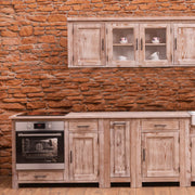 Öt elemes fenyőfa konyhaszekrény tölgyfalappal, beépített kerámia kagylóval és csapteleppel.