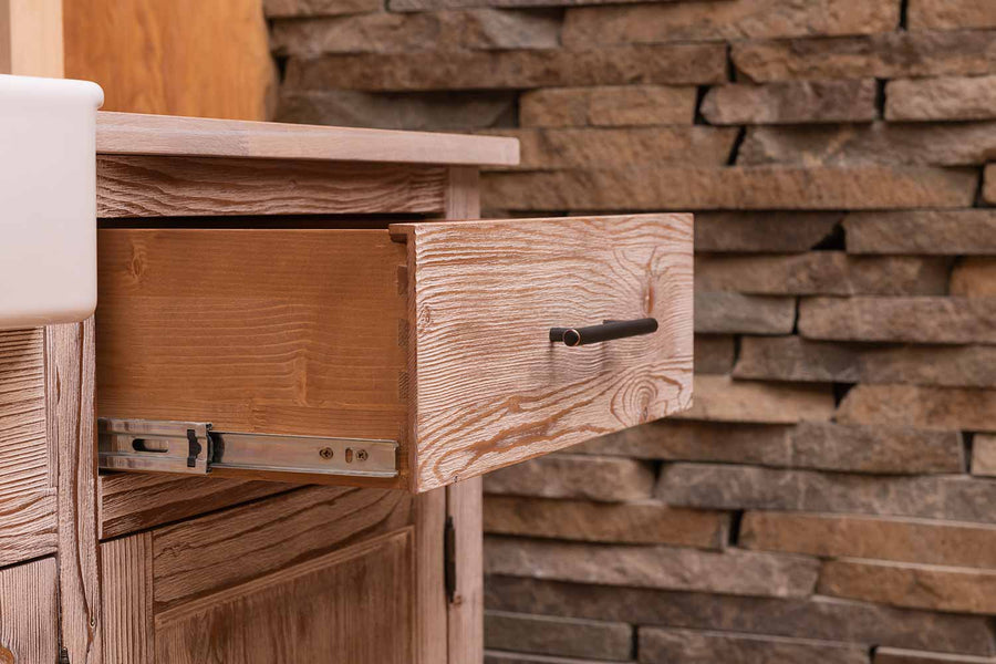 Öt elemes fenyőfa konyhaszekrény fiók részlete.