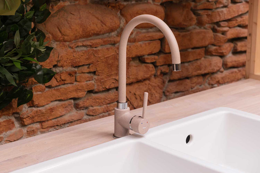 Öt elemes fenyőfa konyhaszekrény tölgyfalappal csaptelep részlete.