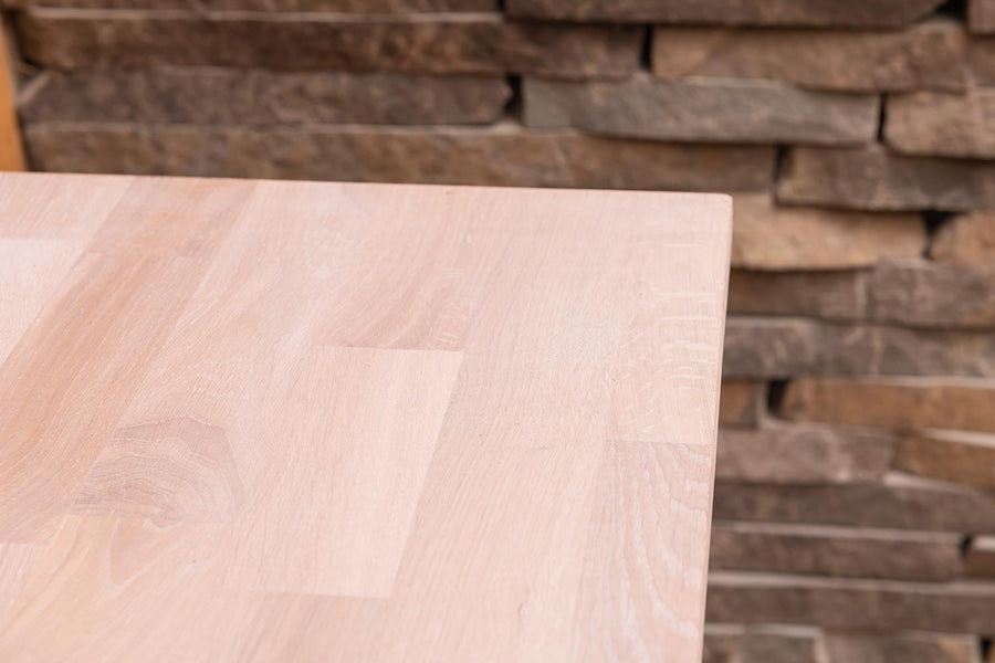 Öt elemes fenyőfa konyhaszekrény tölgyfalap pultlapja.