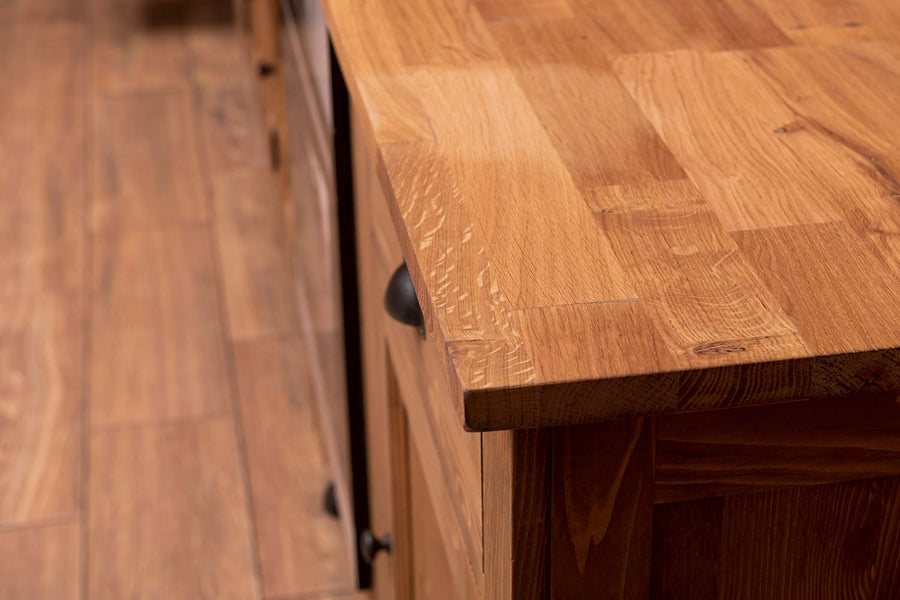Hat elemes fenyőfa konyhaszekrény tölgyfalap pult részlete.