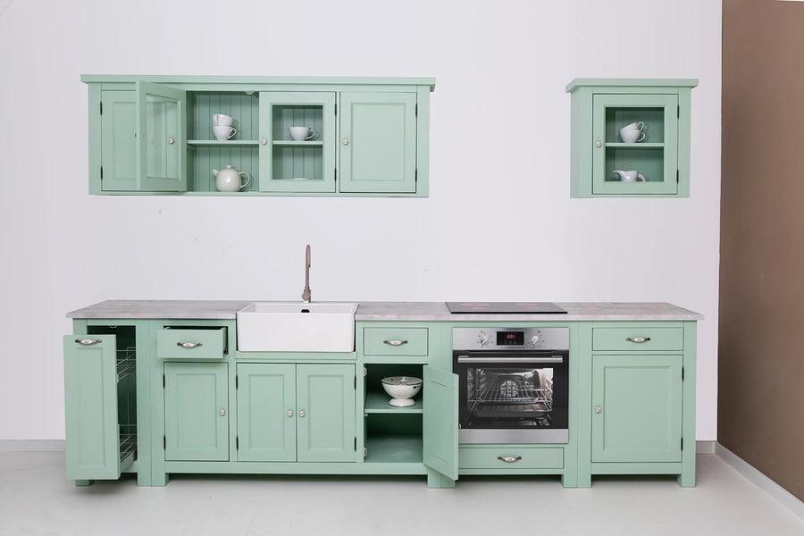 Hat elemes fenyőfa konyhaszekrény tölgyfalappal, beépített kerámia kagylóval és csapteleppel.