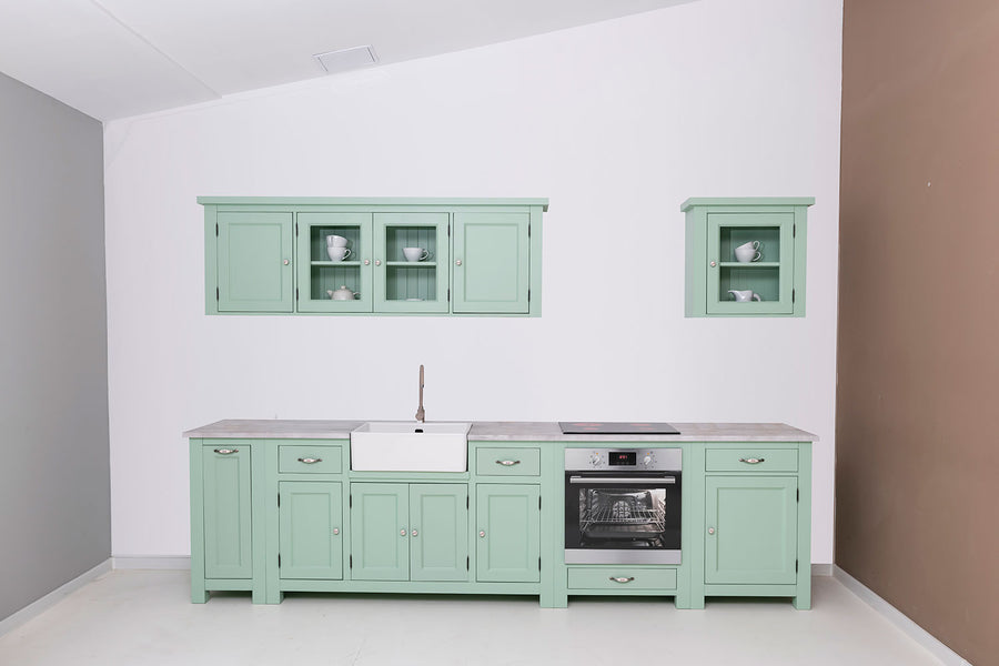 Hat elemes fenyőfa konyhaszekrény tölgyfalappal, beépített kerámia kagylóval és csapteleppel.