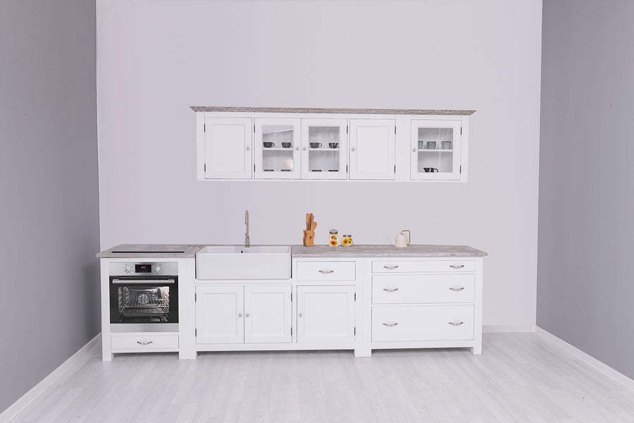 Öt elemes fenyőfa konyhaszekrény tölgyfalappal, beépített kerámia kagylóval és csapteleppel.