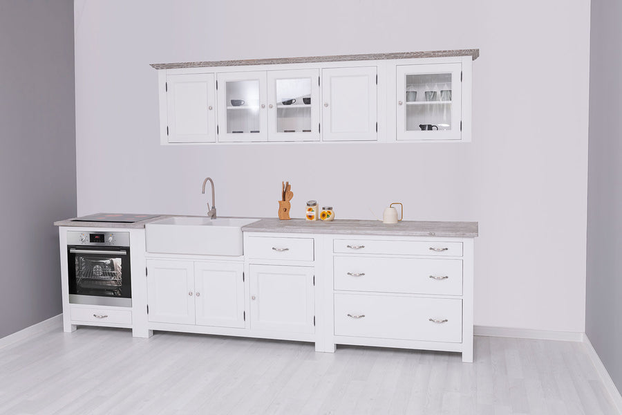 Öt elemes fenyőfa konyhaszekrény tölgyfalappal, beépített kerámia kagylóval és csapteleppel.