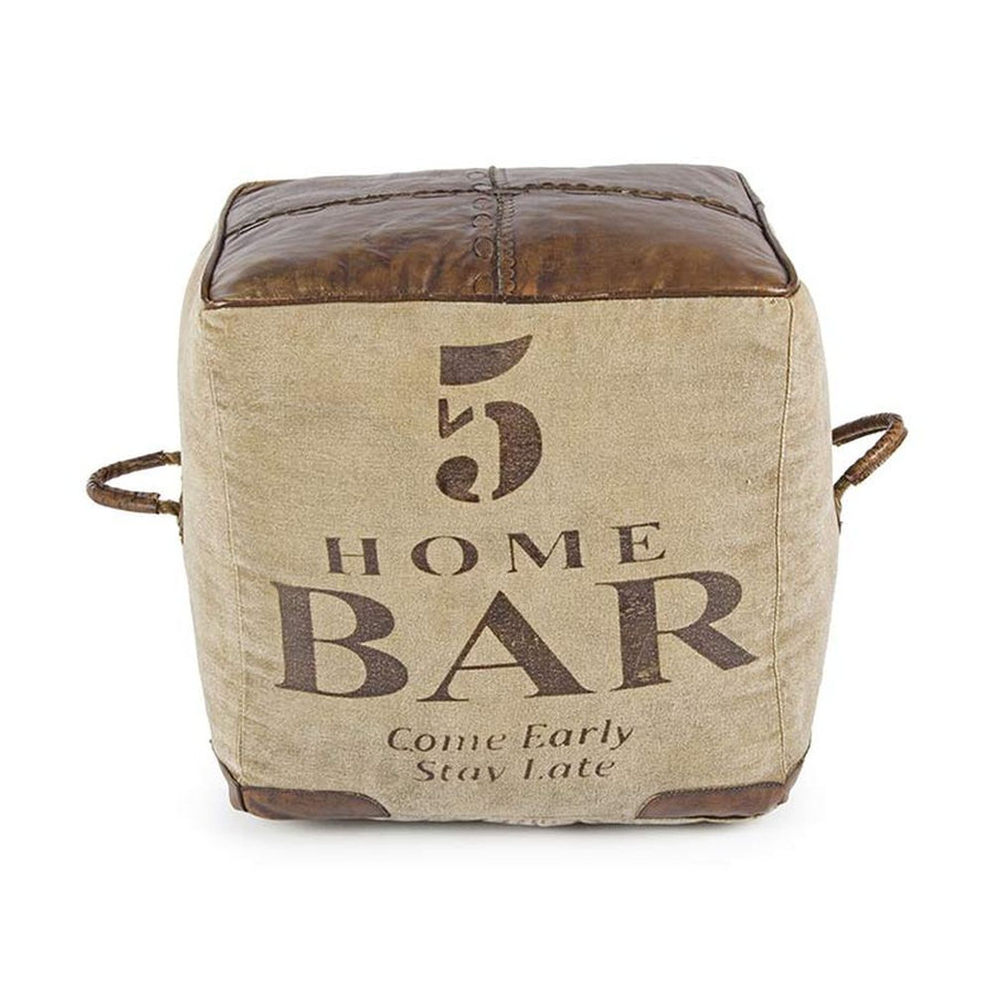 Újrahasznosított vászonból és bőrből készült kocka alakú puff.