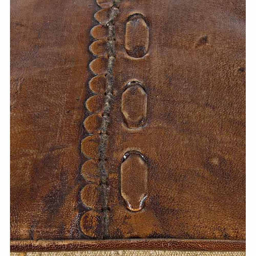 A bőrfelületet megerősítő varrás és bőrszalag díszíti.