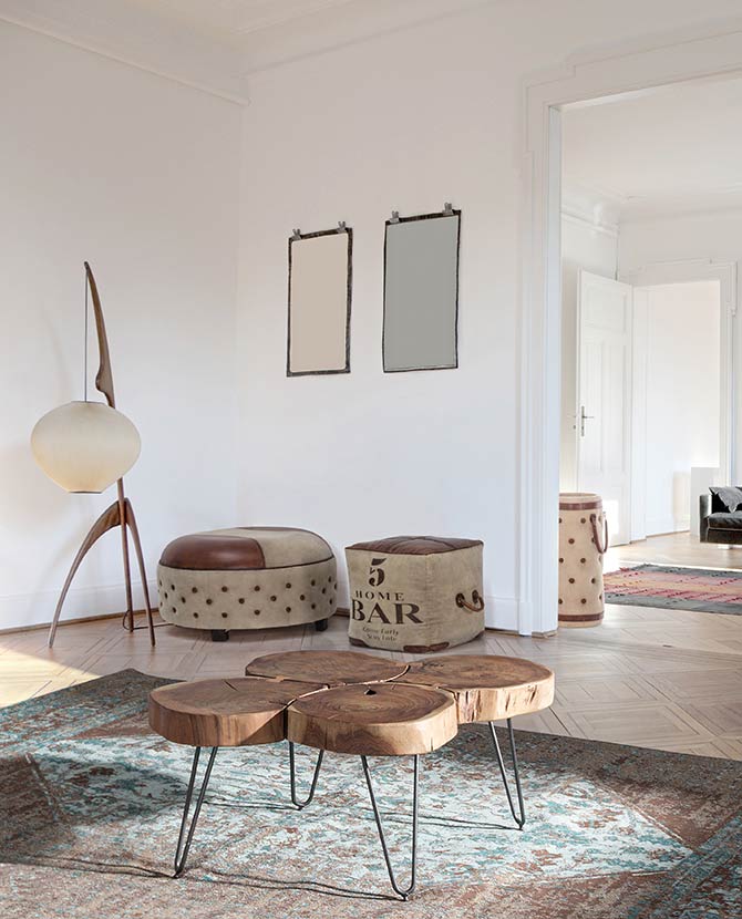 Loft stílusú nappali natúr fa bútorokkal és bőr ülőbútorokkal.