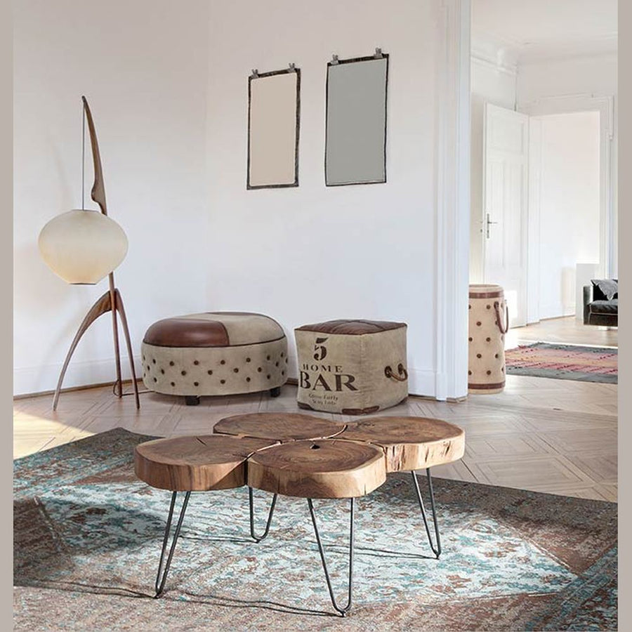 Loft stílusú nappali natúr fa bútorokkal és bőr ülőbútorokkal.