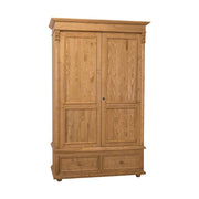 Klasszikus stílusú, natúr színű kétajtós gardróbszekrény, két fiókkal. A bútor tetején és oldalán dekoratív faragások találhatók.