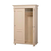 Krém színű klasszikus gardróbszekrény nyitott ajtóval és szegélydísszel.