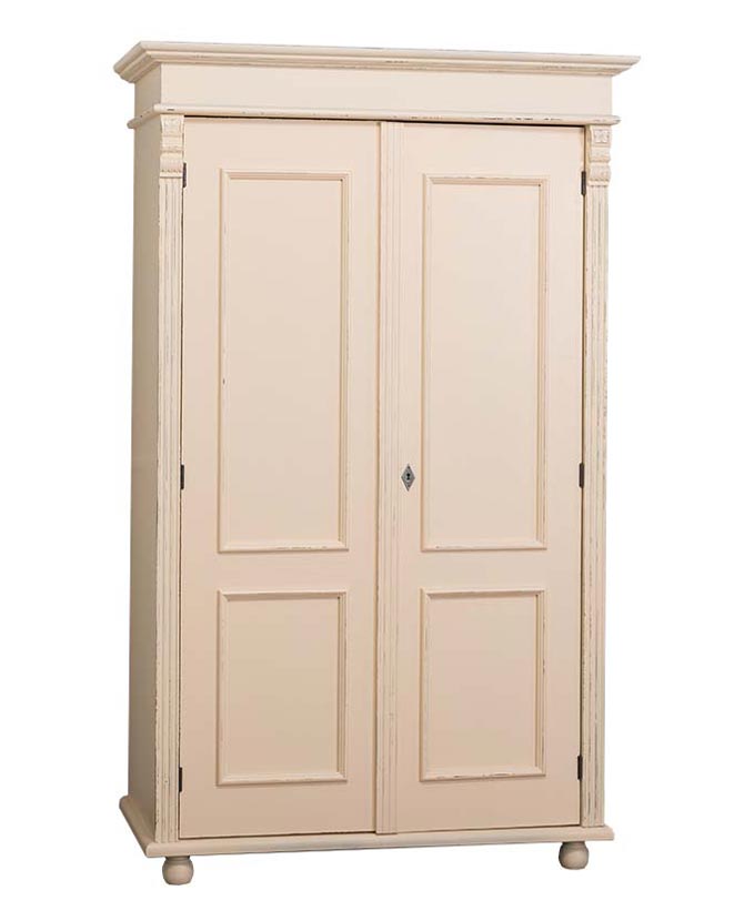 Krém színű klasszikus gardróbszekrény két ajtóval és szegélydísszel.