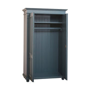 Krém színű klasszikus gardróbszekrény nyitott ajtóval és szegélydísszel.