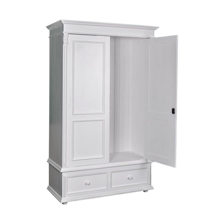 Klasszikus stílusú, natúr színű kétajtós gardróbszekrény, két fiókkal. A bútor tetején és oldalán dekoratív faragások találhatók.