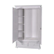 Klasszikus stílusú, natúr színű kétajtós gardróbszekrény, két fiókkal. A bútor tetején és oldalán dekoratív faragások találhatók.