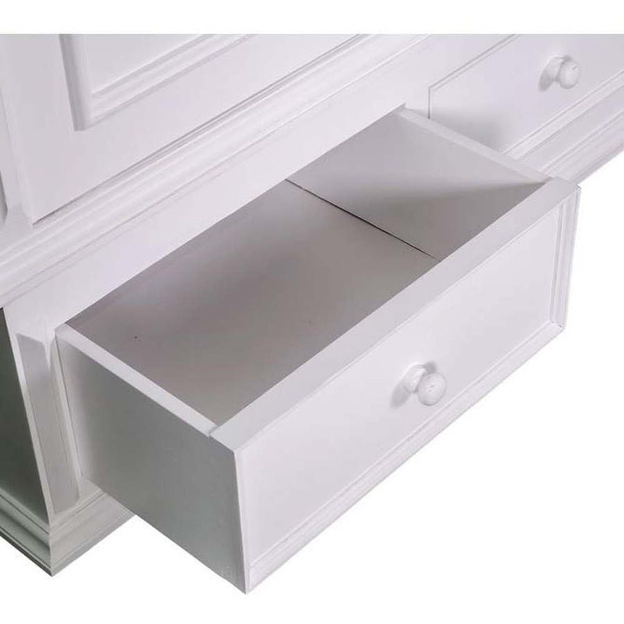 Klasszikus stílusú, natúr színű kétajtós gardróbszekrény, két fiókkal. A bútor tetején és oldalán dekoratív faragások találhatók.