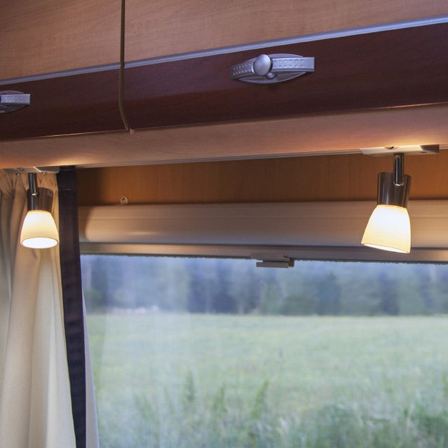 Meleg fehér fényű, kisfeszültségű LED izzó átlátszó üveggel. Színhőmérséklete 2700 K.