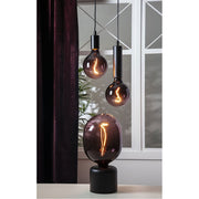 A Colourmix termékcsalád mályva színű izzói asztali foglalatban és függesztékekben.