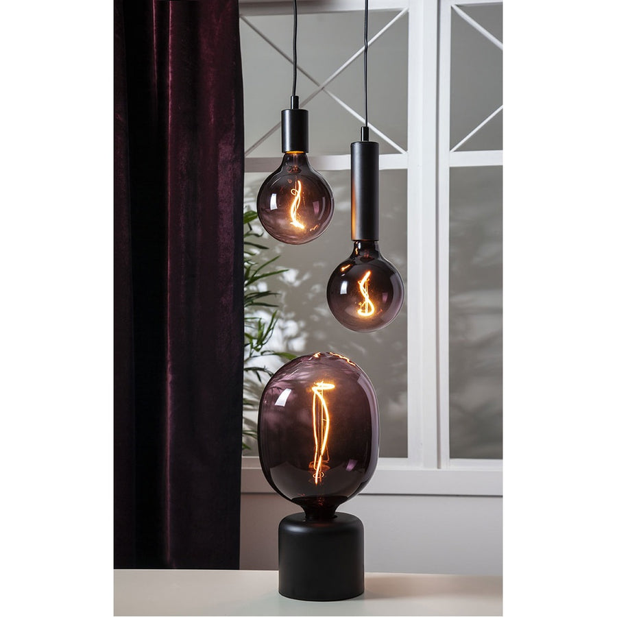 A Colourmix termékcsalád mályva színű izzói asztali foglalatban és függesztékekben.