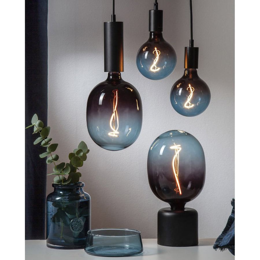 A Colourmix temrékcsalád kék izzó asztali foglalatban és függesztékekben.