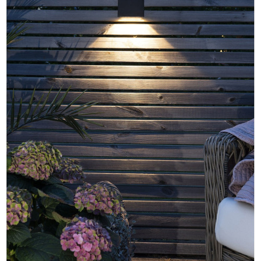 Kültéri, fekete színű, napelemes fali lámpás