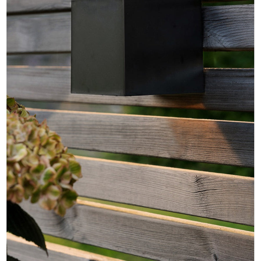 Kültéri, fekete színű, napelemes fali lámpás