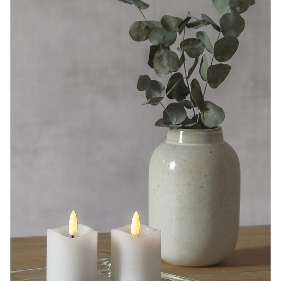2 darabos, valódi viaszból készült, fehér színű LED gyertya-szett.